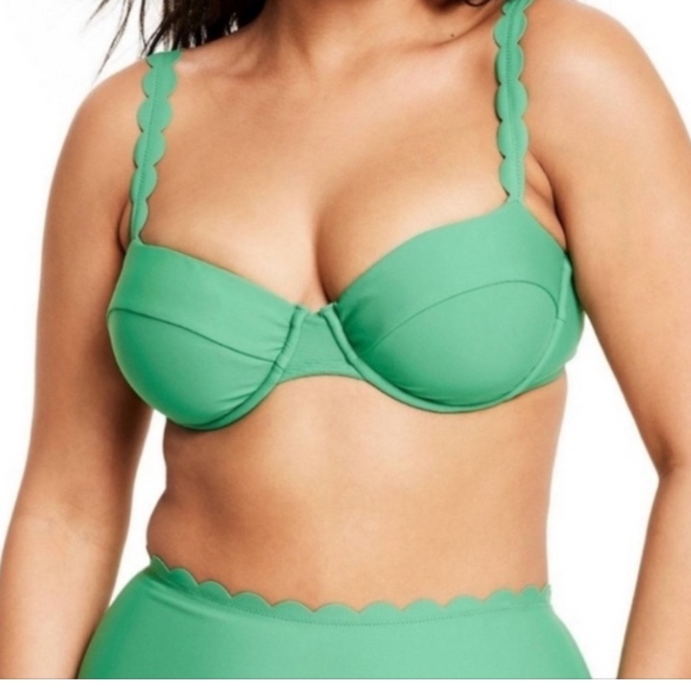 1x bottoms and 20 bra bikini. Worn once